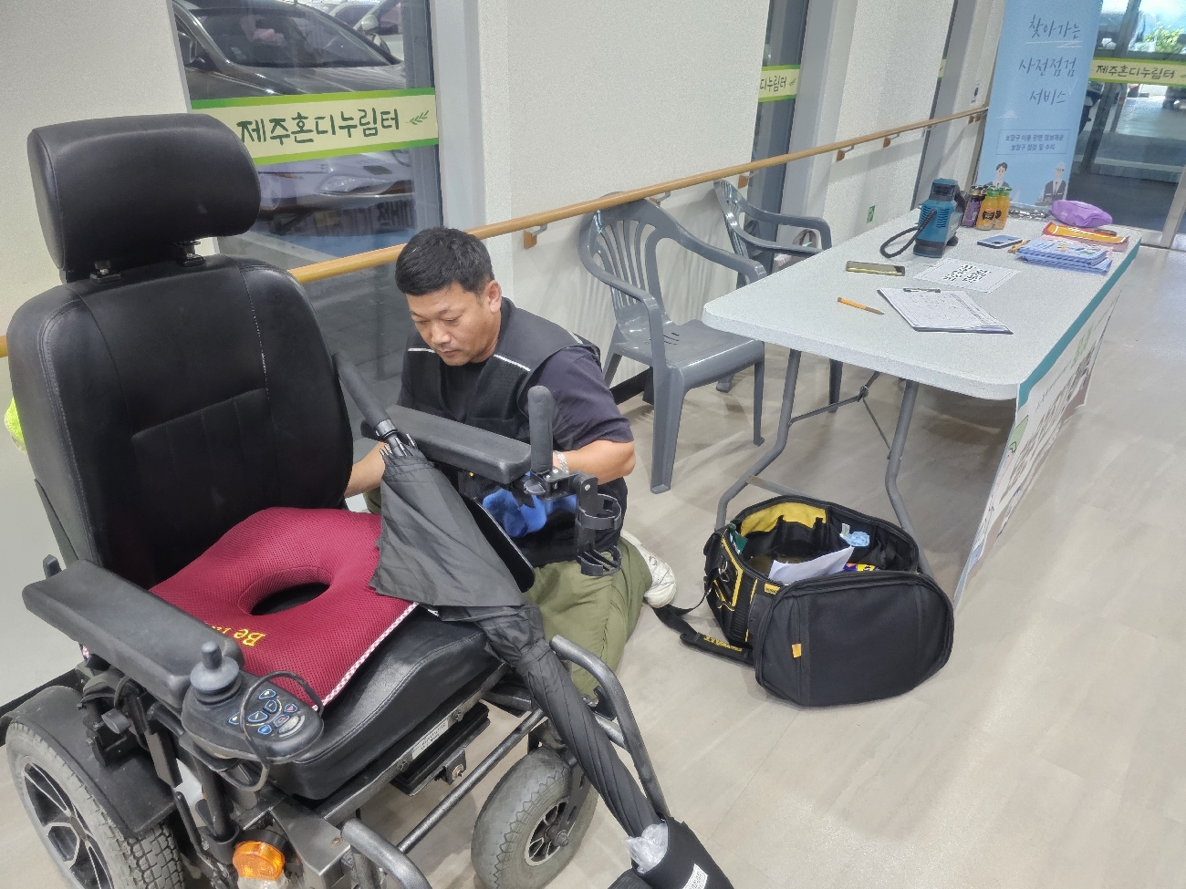 장애인총연합회 바자회 수리부스 운영