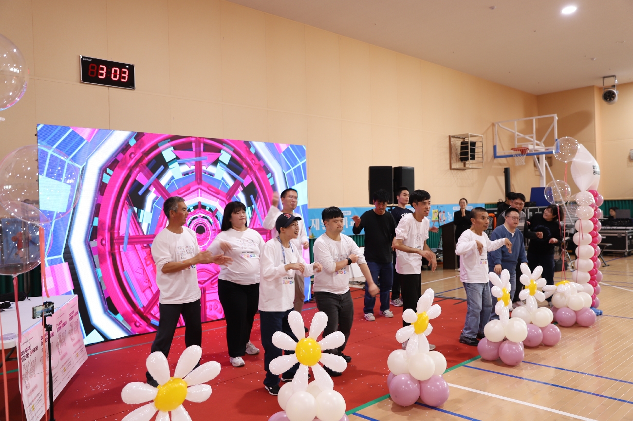 줌바댄스로 로제의 아파트를 추는 단원들과 활동가들.