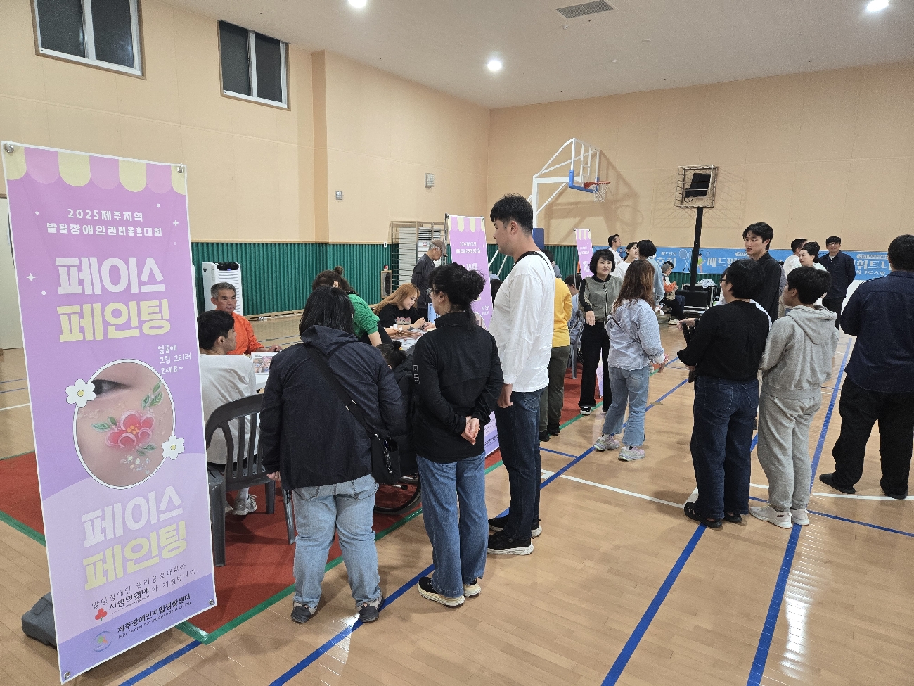 부스를 체험하고 있는 참석자들.